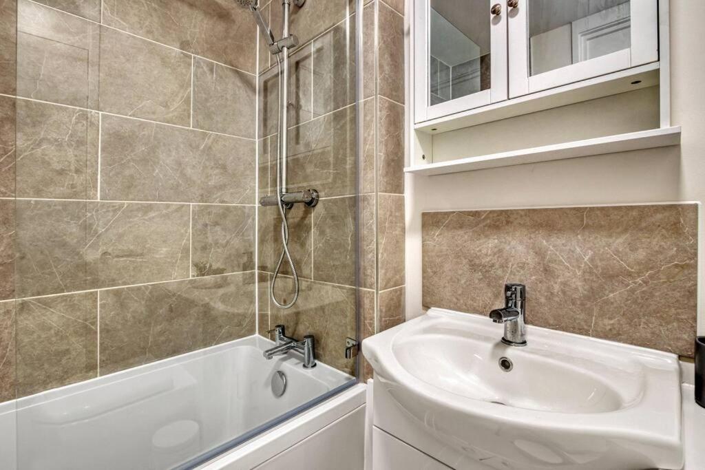 Apartamento Hidden Gem In Battersea W/ Free Parking Londres Exterior foto