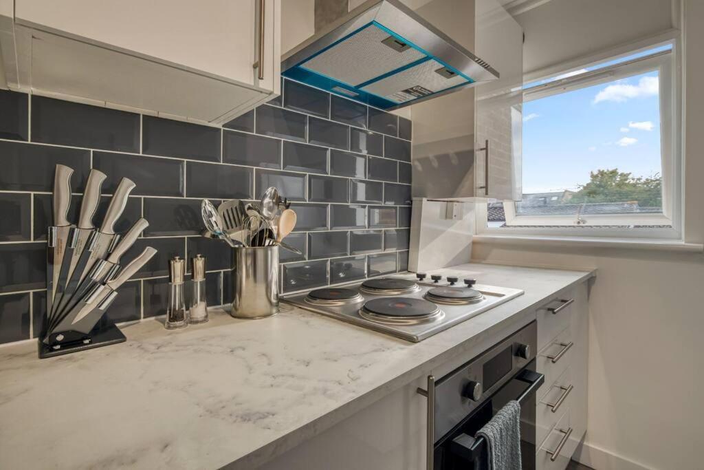 Apartamento Hidden Gem In Battersea W/ Free Parking Londres Exterior foto