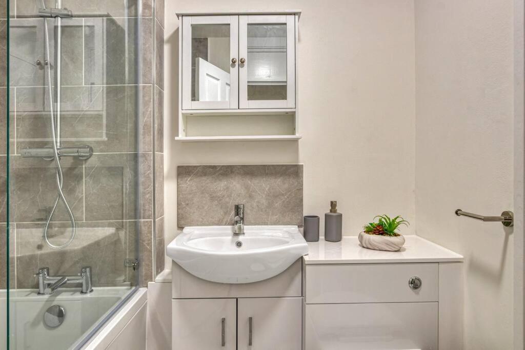 Apartamento Hidden Gem In Battersea W/ Free Parking Londres Exterior foto