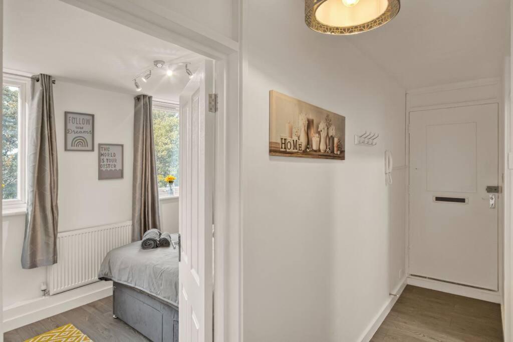 Apartamento Hidden Gem In Battersea W/ Free Parking Londres Exterior foto